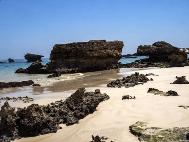 Güney Umman 'ın deniz kıyısında çok ilginç kaya oluşumları var.