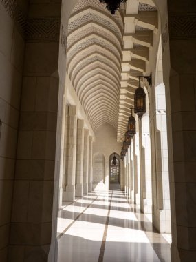 Avluda büyük sütunlar, Sultan Qaboos Büyük Camii, Muscat Umman