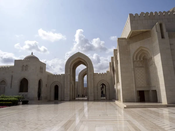 Pátio Espaçoso Grande Mesquita Sultão Qaboos Mascate Omã — Fotografia de Stock
