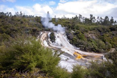 Mavi gökyüzünde bulutlar olan renkli Orakei Korako 'nun cazibesi. Yeni Zelanda 'nın Kuzey Adası