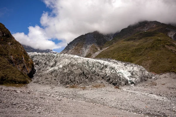 新西兰南部岛屿上的冰川与岩石碎片混合在一起 使其呈现灰白色 — 图库照片