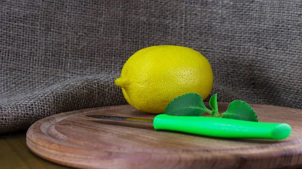 Ripe lemon knife and mint closeup. — Stock Photo, Image