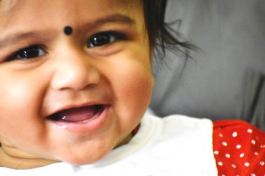 Neşeli, tatlı bir kız.