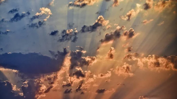 Красивое и впечатляющее небо — стоковое фото