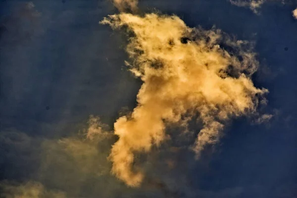 Güzel ve dramatik gökyüzü — Stok fotoğraf