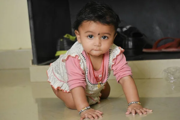 Una linda niña en estado de ánimo de alegría —  Fotos de Stock