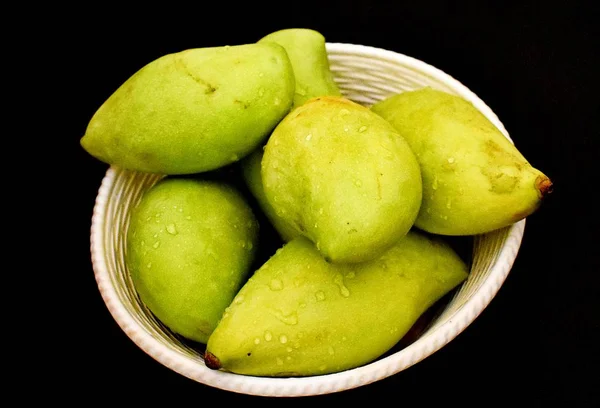 Mangos verdes en una canasta — Foto de Stock