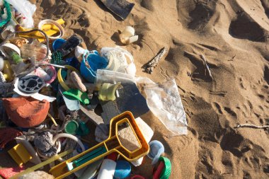 Plastik çöpler sahilde toplandı. Okyanus plastik kirliliği kavramı.