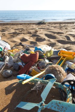 Plastik çöpler sahilde toplandı. Okyanus plastik kirliliği kavramı.
