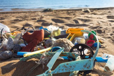 Plastik çöpler sahilde toplandı. Okyanus plastik kirliliği kavramı.