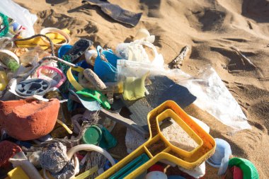 Plastik çöpler sahilde toplandı. Okyanus plastik kirliliği kavramı.