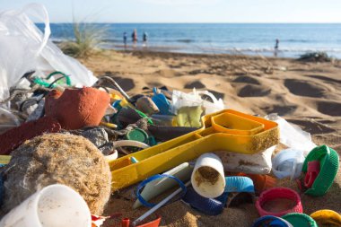 Plastik çöpler sahilde toplandı. Okyanus plastik kirliliği kavramı.