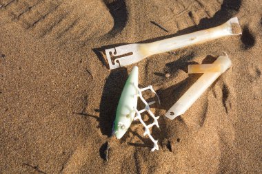 Plastik çöpler balıkçılar tarafından sahile atılıyor. Okyanus plastik kirliliği kavramı.