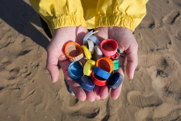 Mãos Cheias Tampões Plástico Recolhidos Praia Conceito Poluição Oceânica — Fotografia de Stock