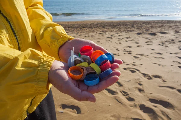 手中塞满了收集在海滩上的塑料塞子 海洋塑料污染概念 — 图库照片