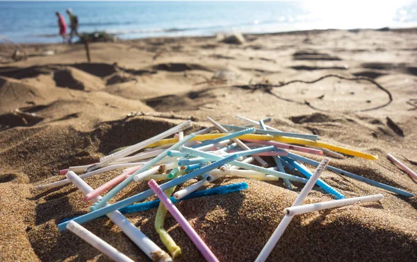 海滩上收集了很多塑料耳朵棒 海洋塑料污染概念 — 图库照片