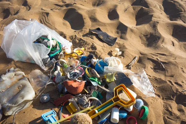 Plastik çöpler sahilde toplandı. Okyanus plastik kirliliği kavramı.