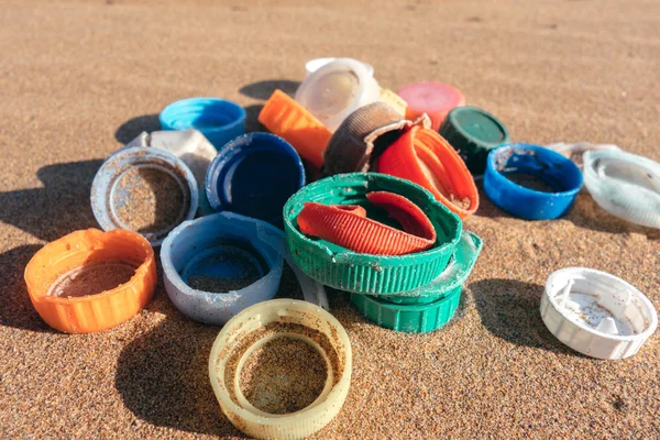 在海滩上收集的塑料塞子 海洋塑料污染概念 — 图库照片