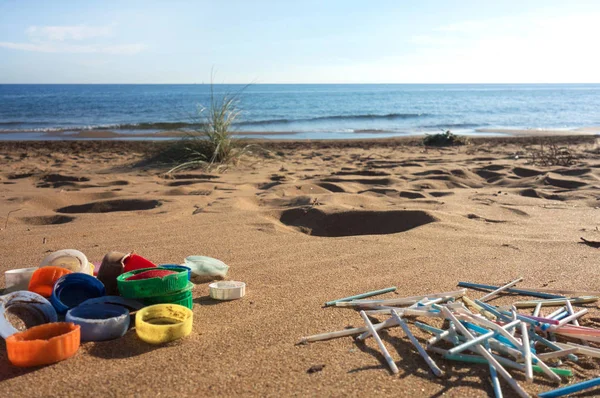 海滩上收集了很多塑料耳棒和塑料塞子 海洋污染概念 — 图库照片