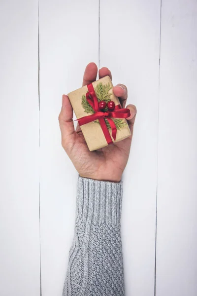 Main Femme Avec Pull Gris Tenant Petit Cadeau Noël Sur — Photo