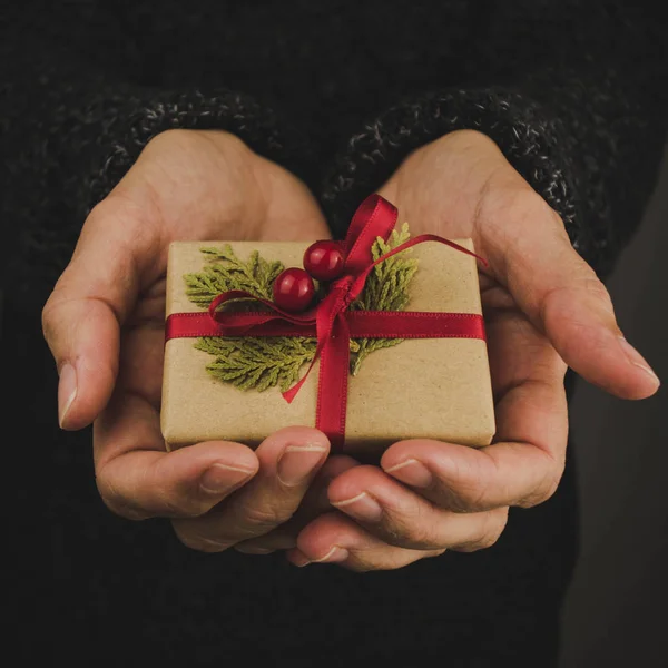 Donna Con Maglione Scuro Che Regge Piccolo Regalo Natale Fondo — Foto Stock