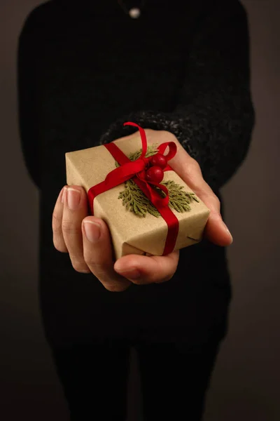 Femme Avec Pull Foncé Tenant Petit Cadeau Noël Fond Noir — Photo