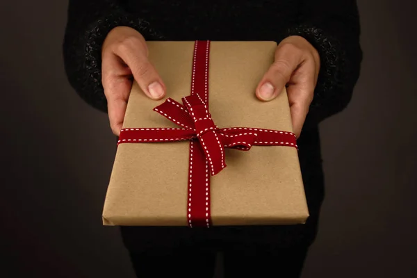 Donna Con Maglione Scuro Con Regalo Mano Fondo Nero Natale — Foto Stock