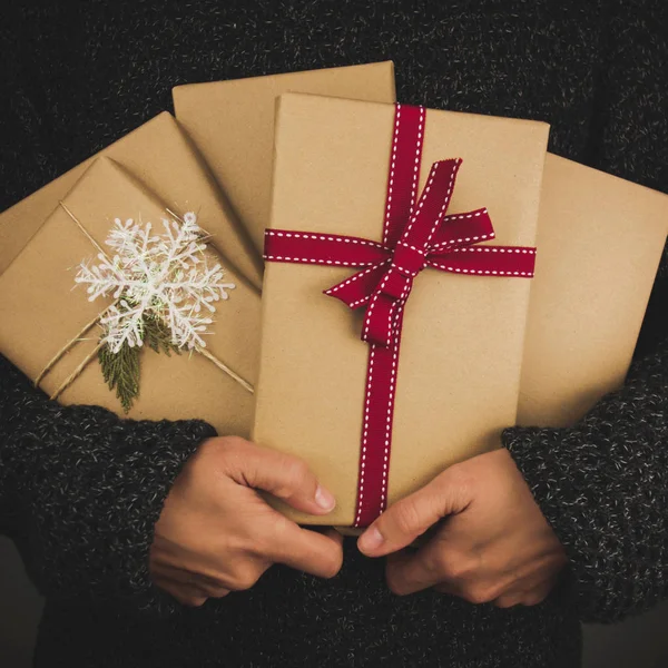 Femme Avec Pull Foncé Tenant Nombreux Cadeaux Noël Fond Noir — Photo