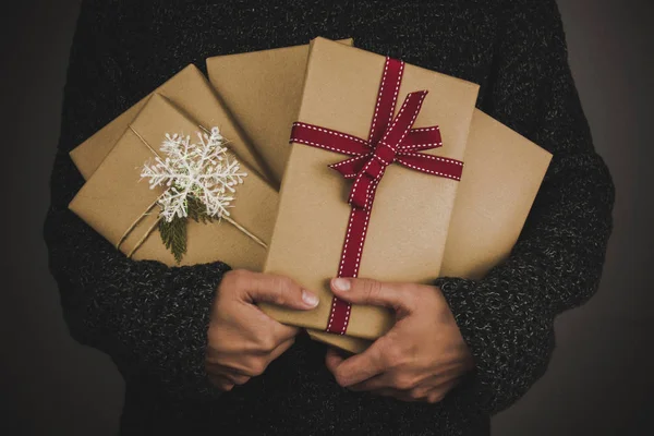 Femme Avec Pull Foncé Tenant Nombreux Cadeaux Noël Fond Noir — Photo