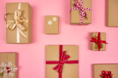 Noel yaratıcı bir tasarım sunar. Pembe arka plan. Sınır düzenlemesi. Düz üst görünüm.