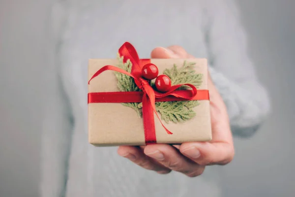 Donna Con Maglione Grigio Che Tiene Piccolo Regalo Natale — Foto Stock