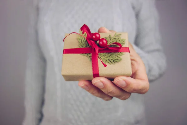 Donna Con Maglione Grigio Che Tiene Piccolo Regalo Natale — Foto Stock