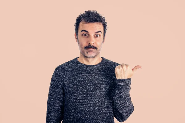 Retrato Hombre Moreno Guapo Con Bigote Suéter Gris Apuntando Con — Foto de Stock