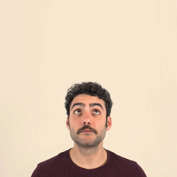 Divertido Retrato Chico Joven Con Bigote Con Cara Dudosa Desconcertante — Foto de Stock