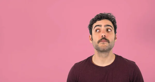 Divertido Retrato Chico Joven Con Bigote Con Cara Dudosa Temerosa — Foto de Stock