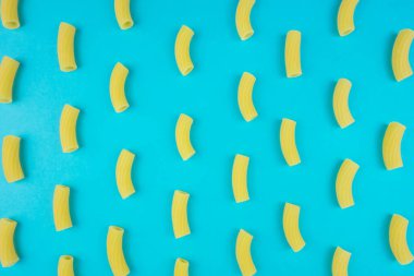 Mavi arka planda makarna deseni. İtalyan yemeği. Makarna kompozisyonu. Düz uzanma düzeni.