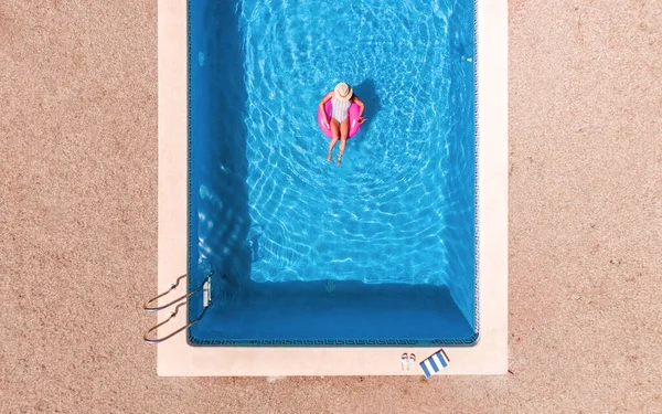 여름에 수영장의 수영복을 분홍색 도넛을 모자를 — 스톡 사진