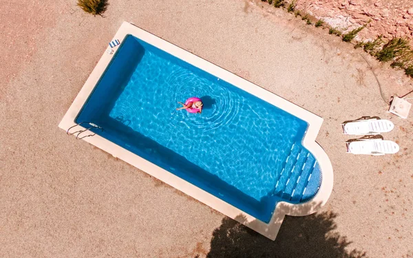 Zénith Vue Aérienne Une Piscine Été Jeune Fille Maillot Bain — Photo