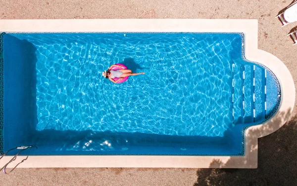 Zénith Vue Aérienne Une Piscine Été Jeune Fille Maillot Bain — Photo