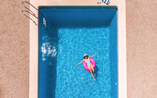 Zénith Vue Aérienne Une Piscine Été Jeune Fille Maillot Bain — Photo