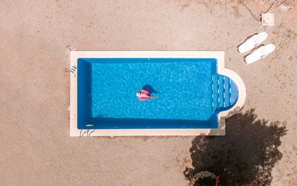 Zénith Vue Aérienne Une Piscine Été Jeune Fille Maillot Bain — Photo