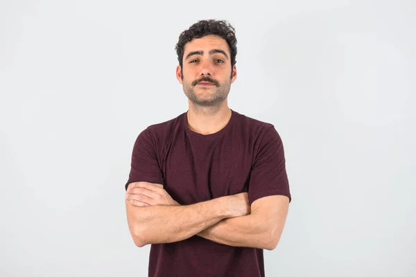 Retrato Hombre Moreno Sonriente Guapo Con Bigote Camiseta Morada Pie — Foto de Stock