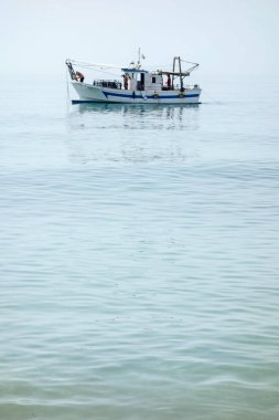 Akdeniz 'de, Malaga sahilinin önünde karides teknesi. Tipik (concha fina) Malagas istiridyesi (Cytherea chione)