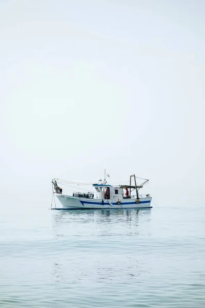 Räkor Båt Medelhavet Framför Kusten Malaga Plocka Den Typiska Concha — Stockfoto