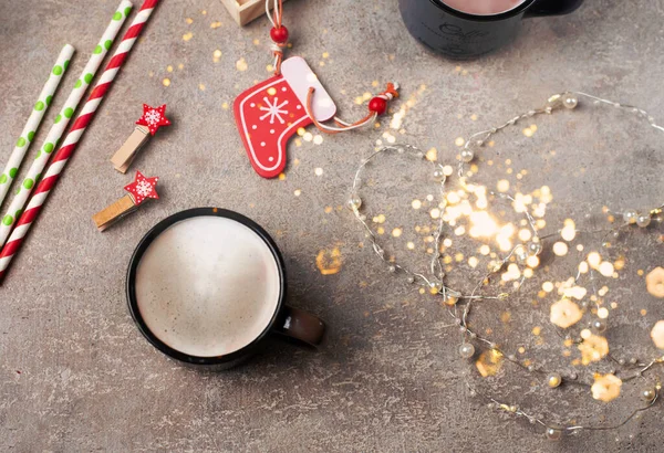 Acogedora foto de Navidad. Copa de cacao, decoración de Navidad, purpurina . — Foto de Stock