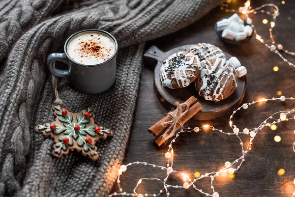 Una taza de café con canela. Fondo de Navidad con luces, bufanda de punto caliente . —  Fotos de Stock