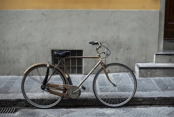 Altes Fahrrad auf der europäischen Straße. antike Stadt. — Stockfoto