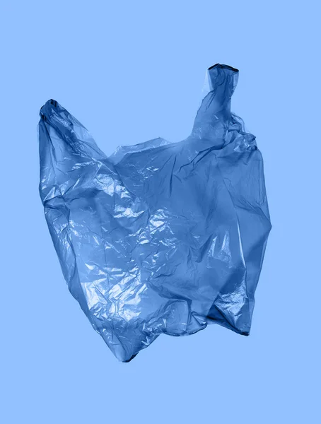 Blå plastpåse på ljusblå bakgrund. Flygpaket. — Stockfoto