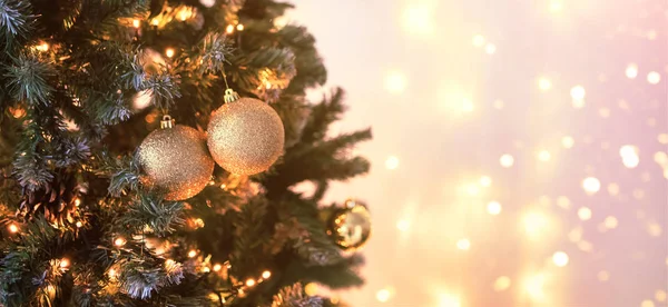 Fragmento de uma árvore de Natal com bolas festivas. Lugar para o seu design . — Fotografia de Stock