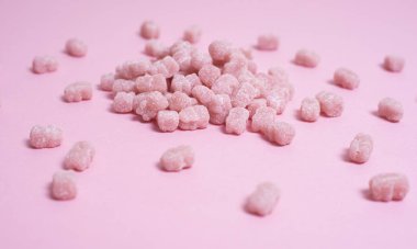 Pembe arka planda ayı şeklinde pembe vitaminler. Şekerli marmelat gibi..